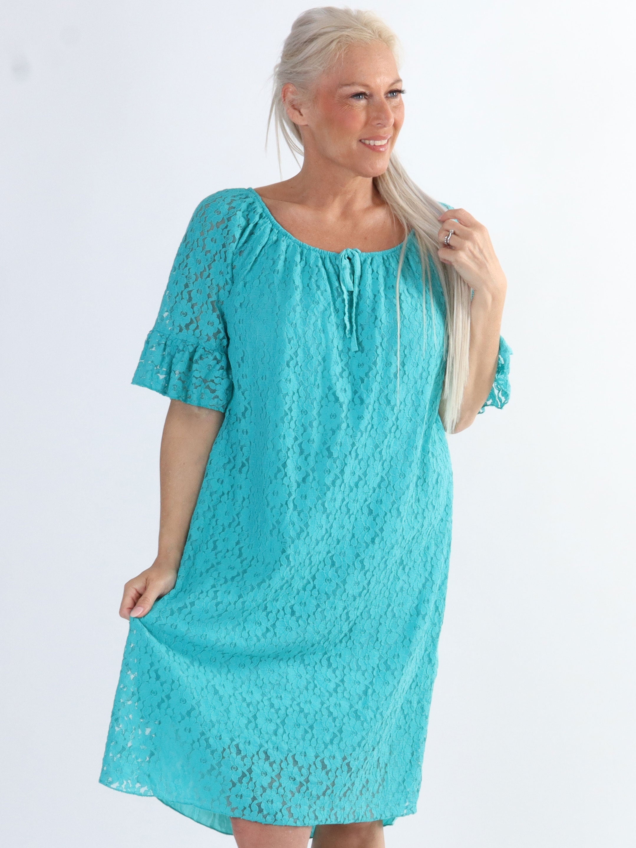 Arisha - Söt spetsklänning i stora storlekar